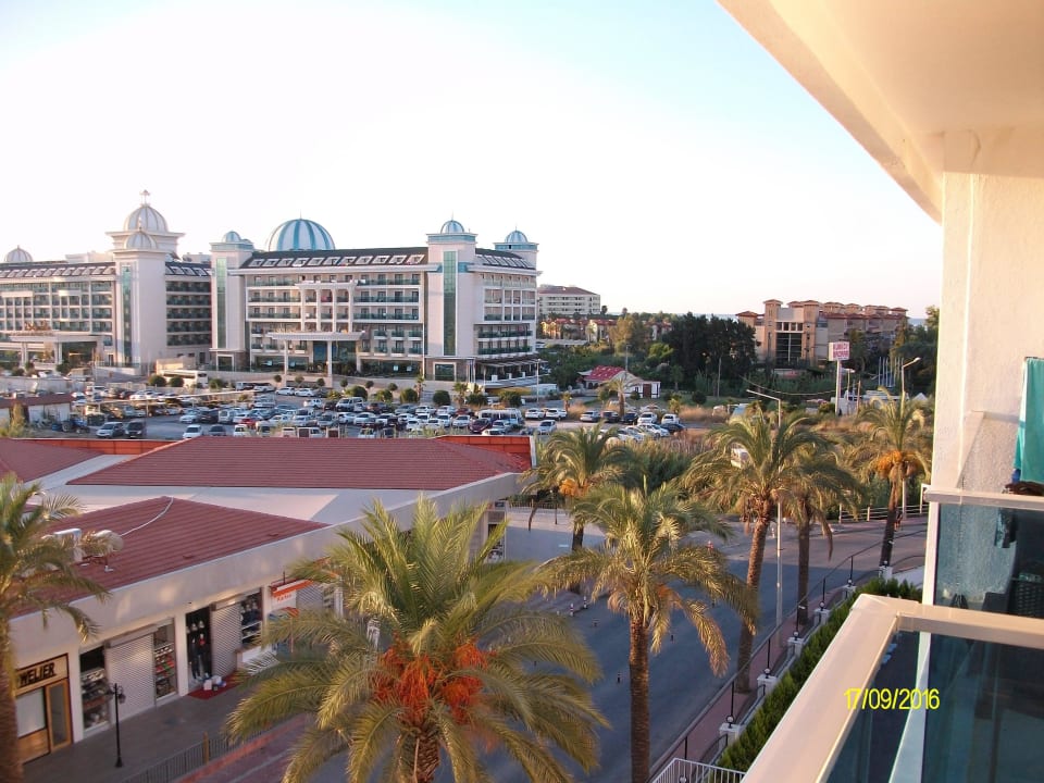 Einkaufszentrum vom Balkon Palm World Side Resort & Spa