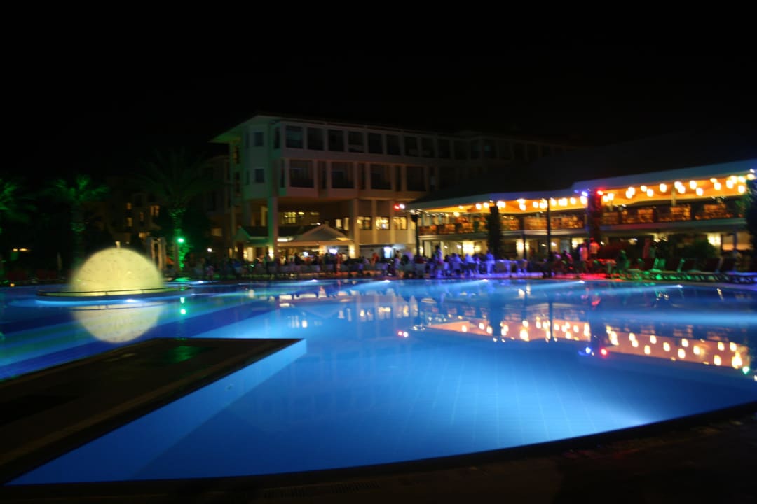 Bei Nacht Le Jardin Resort