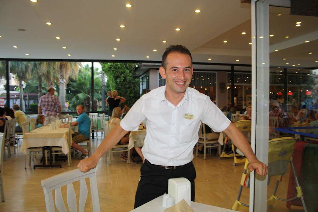 Ein sehr freundlicher Ober Hotel Royal Garden Beach