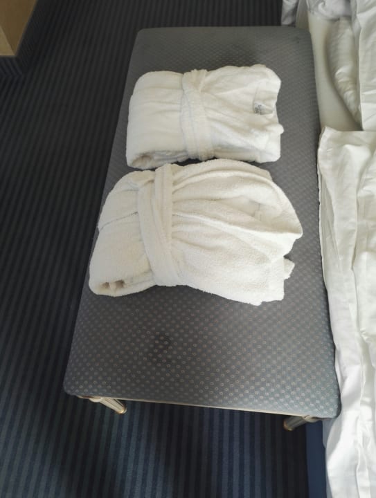 Bademäntel auf fleckiger Bank Victor's Residenz Hotel Leipzig