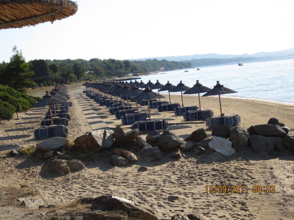 Der linke größere Strandteil Blue Dolphin Resort Hotel