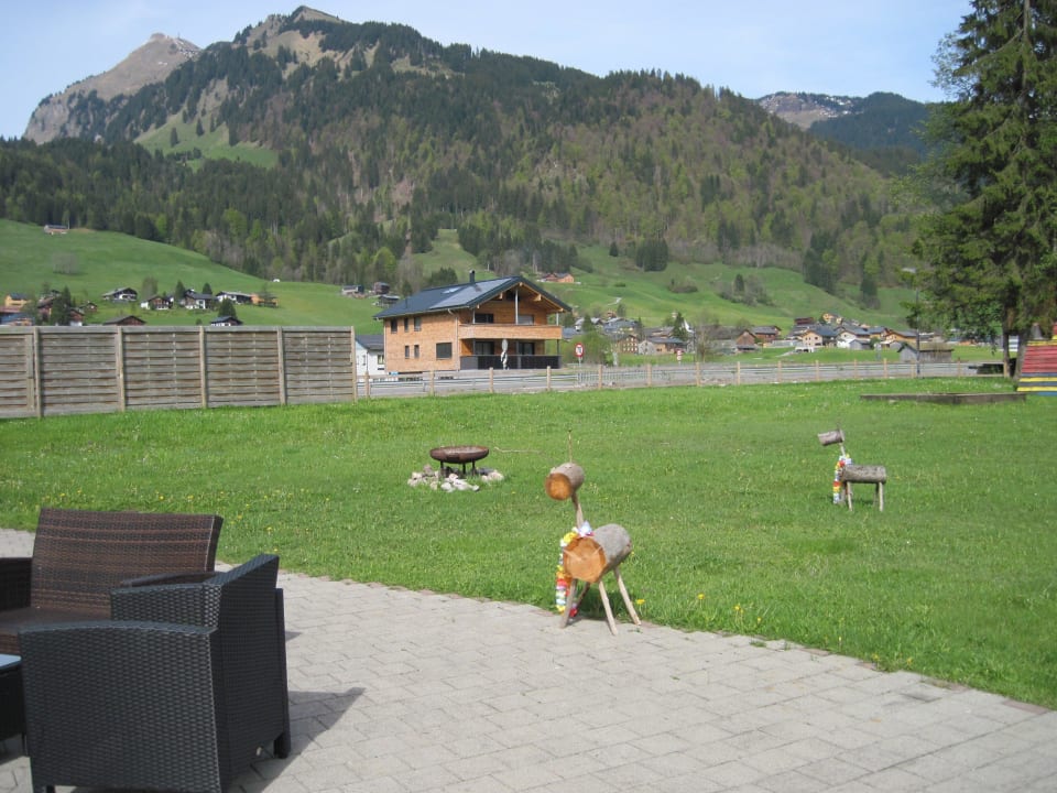 Blick auf die Berge / Große Gartenanlage Pension & Ferienwohnung Solaria