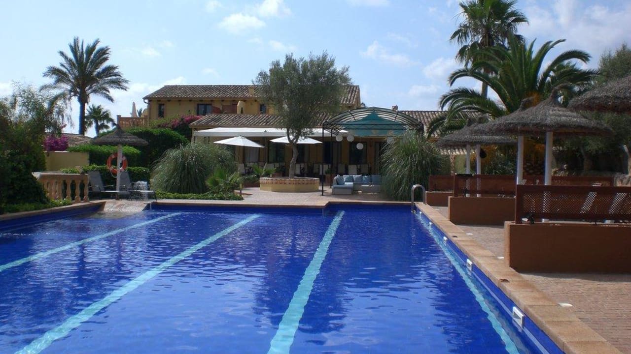 Pool mit der Finca im Hintergrund Finca Amapola - Agrotourismus Hotel
