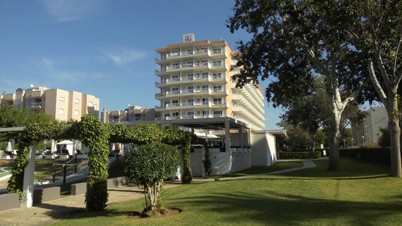 Nochmal schönes gepflegtes Grün ums Hotel BG Hotel Caballero