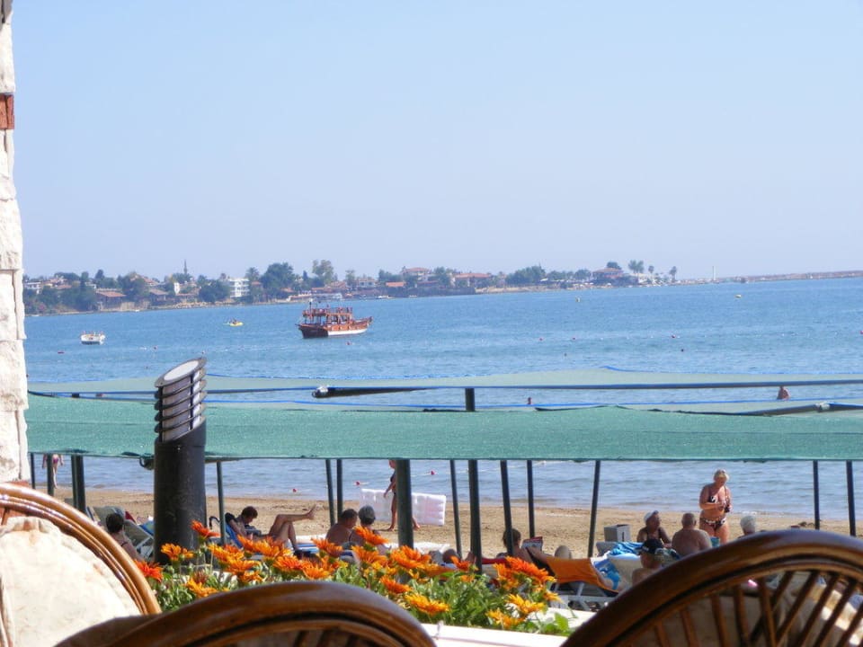 Von der Hotelterrasse auf Side Hotel Sirma