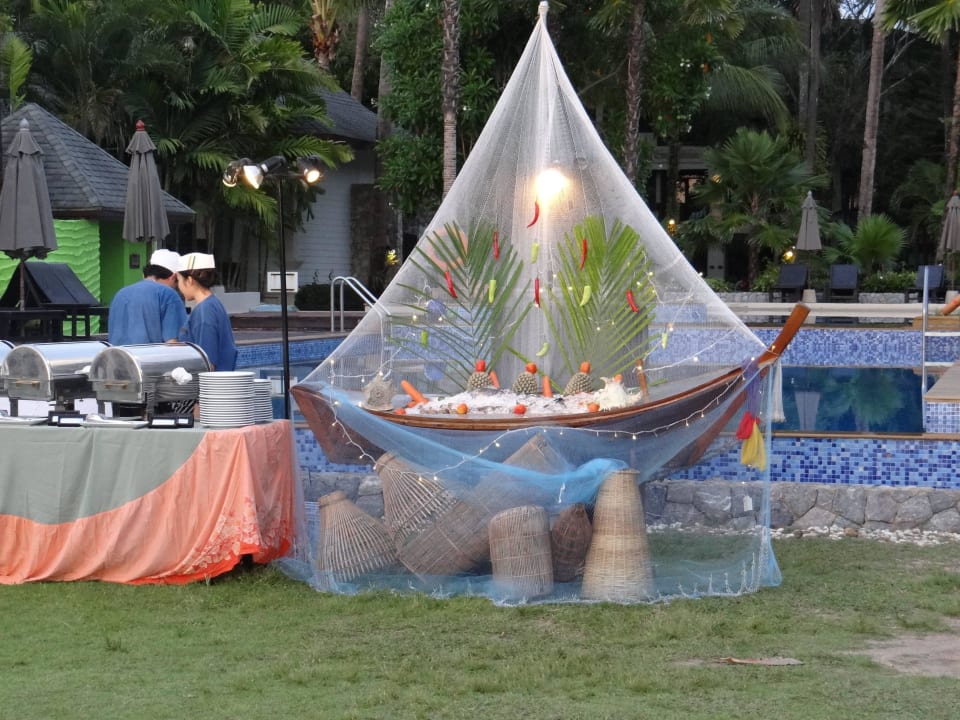 Themenabend am Strand mit Feuershow, Musiker La Flora Khao Lak