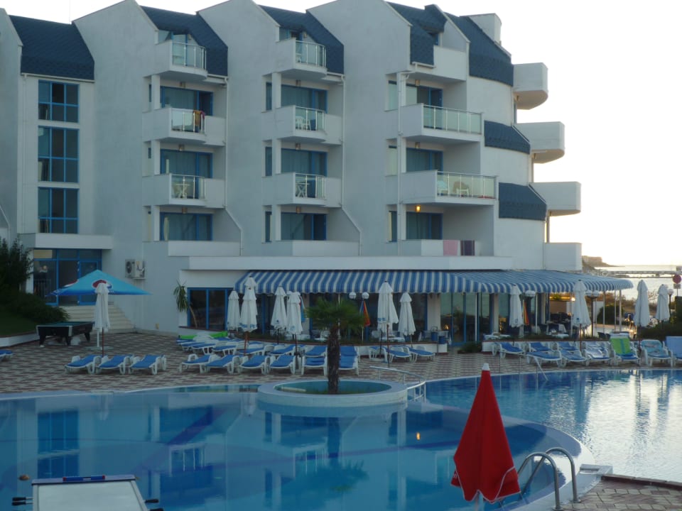 Pool und Restaurant Hotel Sineva Beach