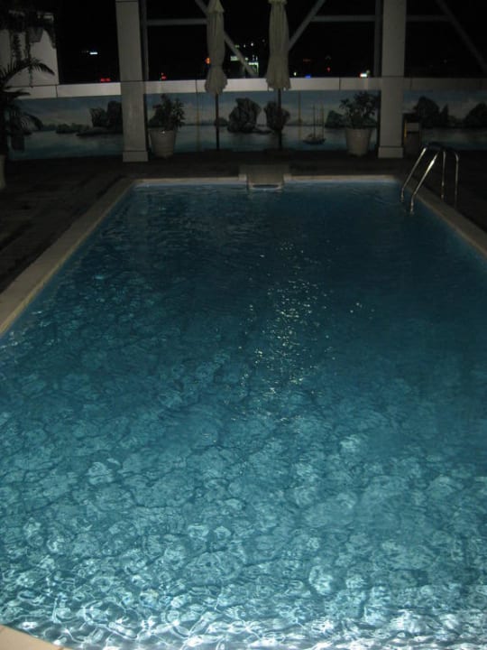 Pool bei Nacht Hotel Golden Central Saigon