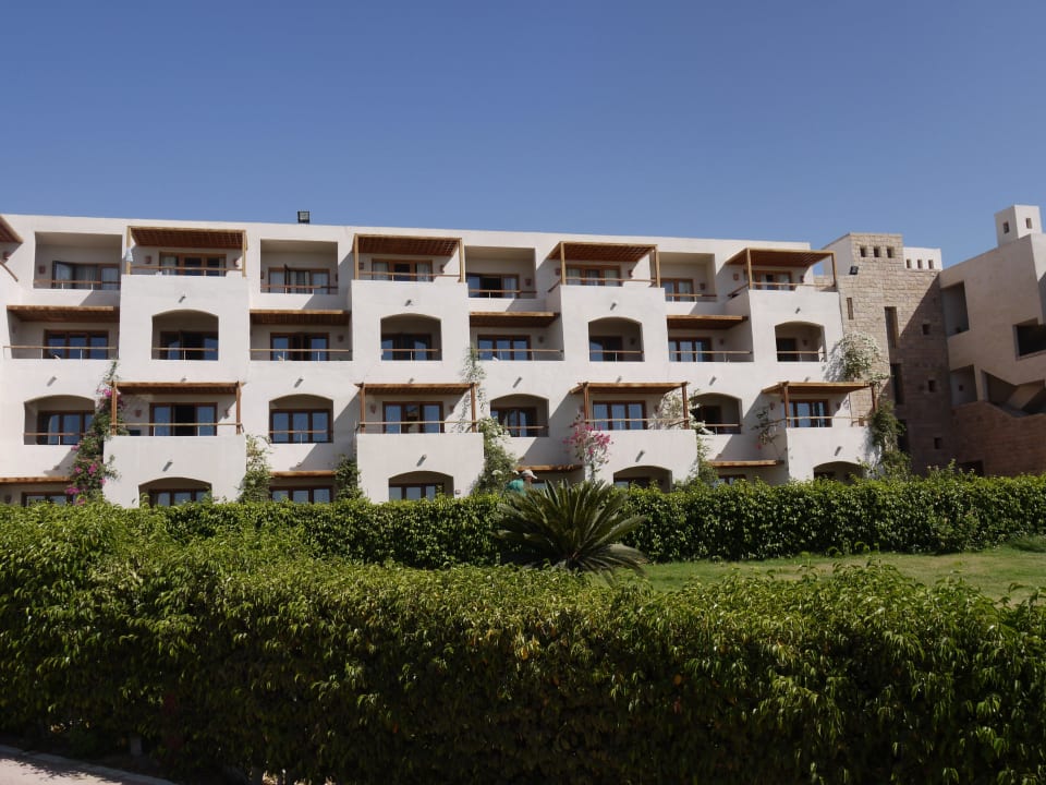 Unser Zimmer vom Strand aus gesehen Fort Arabesque Resort, Spa & Villas
