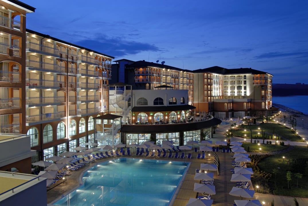 Outside view by night Sol Luna Bay