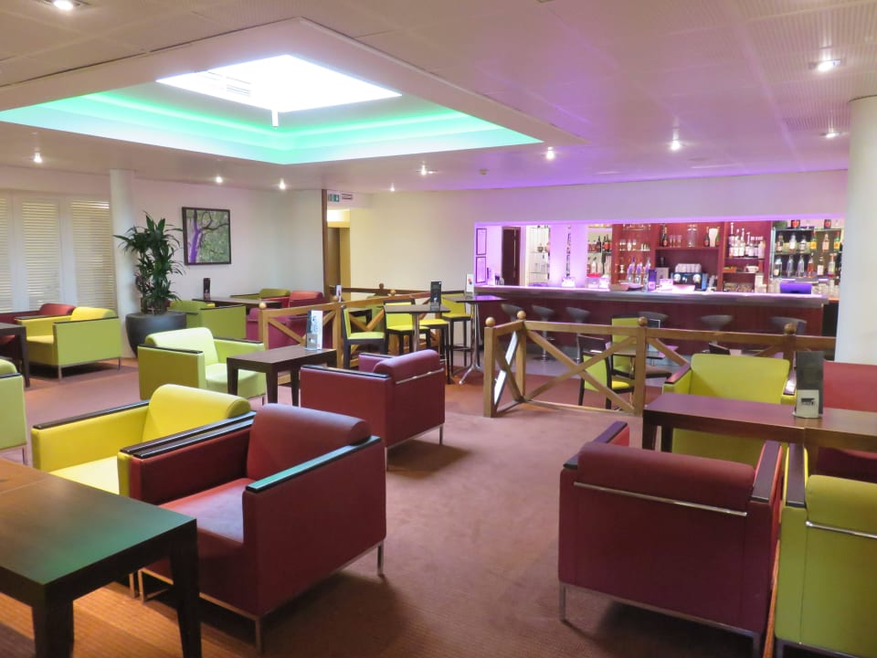 Bar in der Lobby  Hotel Novotel Avignon Nord