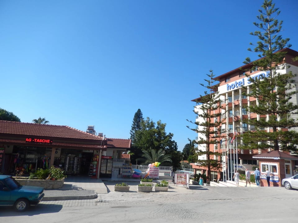 Vorm Hotel,rechts Sirma Hotel Sirma