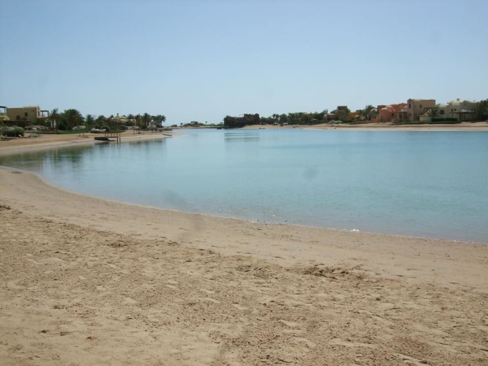 Der Strand der Lagune direkt am Hotel Three Corners Rihana Resort Deluxe