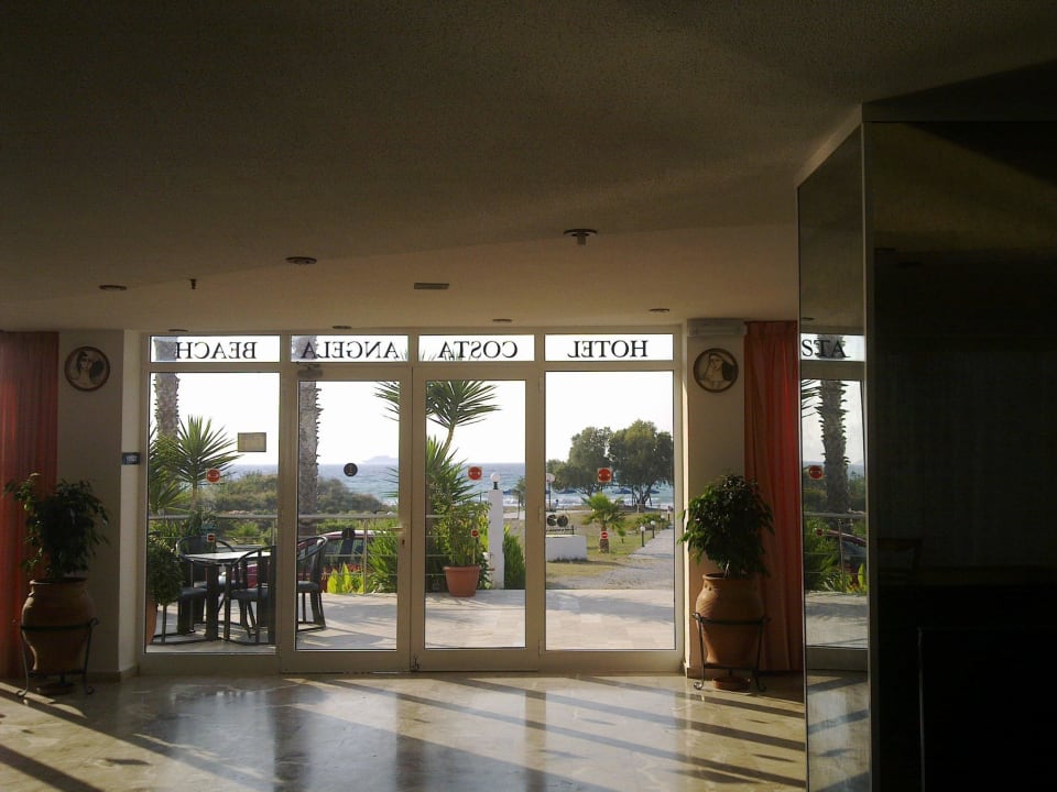 Blick aus Hotellobby zum Strand runter Costa Angela Seaside Resort