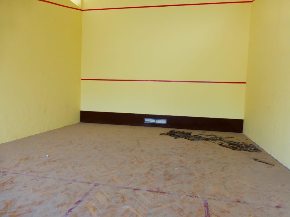 Squash Boden mit großem Loch Shams Safaga Resort