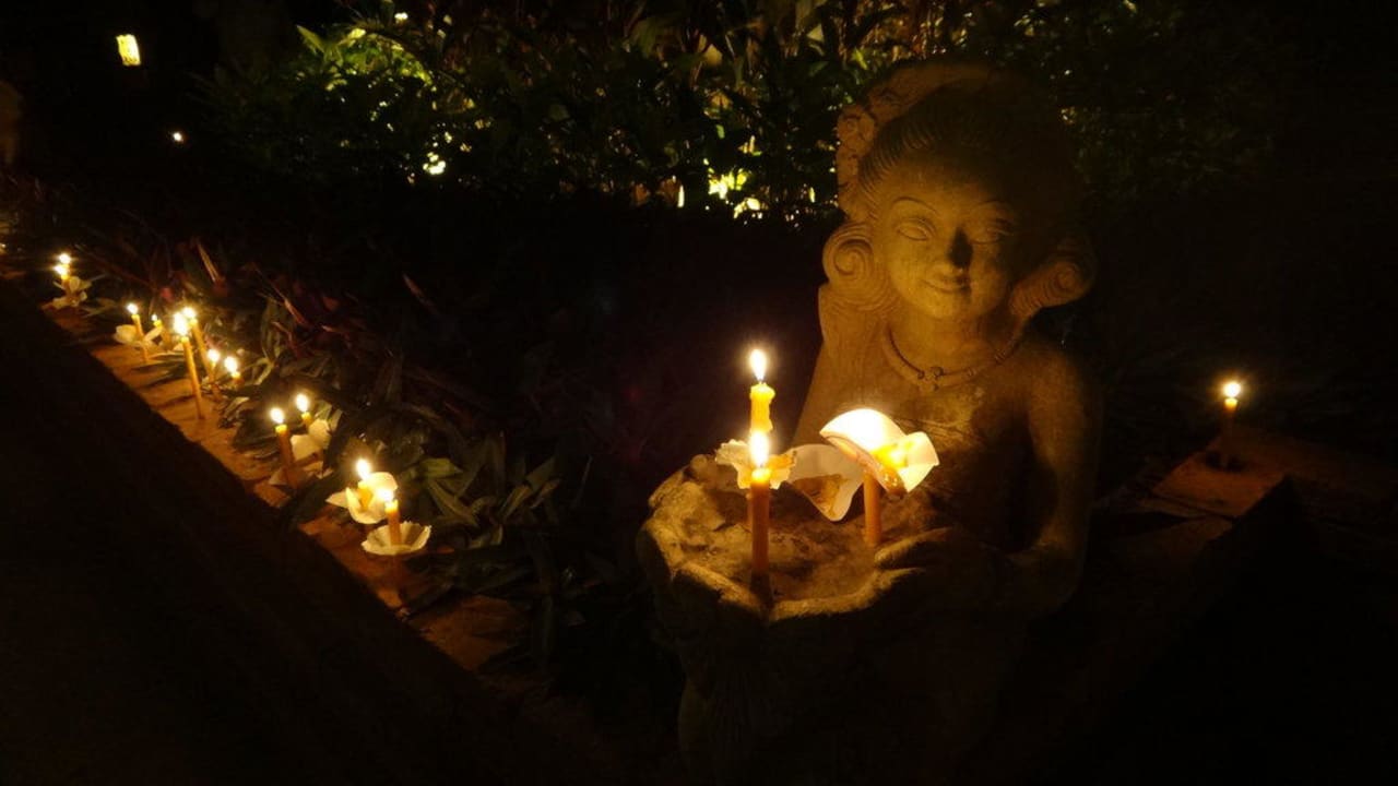 Kerzenzeremonie zum Geburtstag des Königs Renaissance Koh Samui Resort & Spa