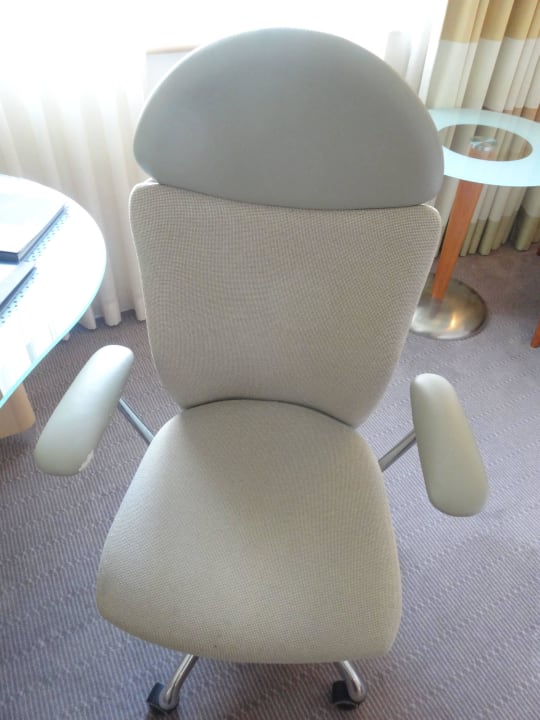 Business-Stuhl inkl. kaputter Armlehne  Hilton Düsseldorf