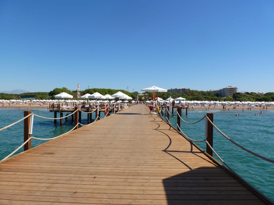 Über den Steg zur Bar und Relaxliegen Sueno Hotels Beach Side