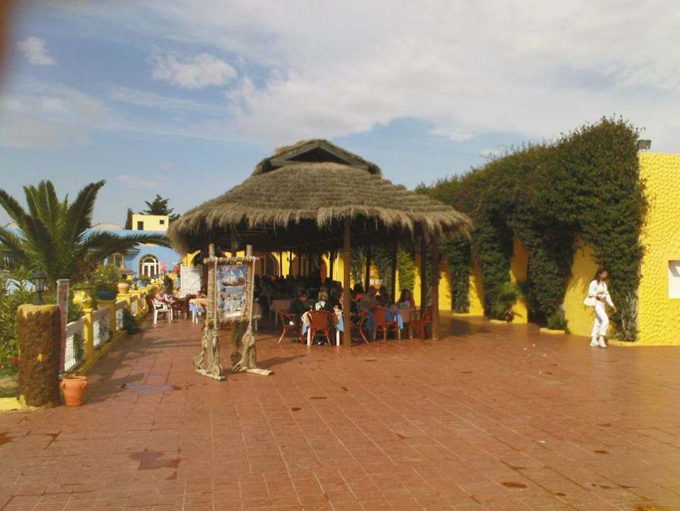 Blick auf Speisesaal wo man im Freien essen kann Hawai Beach Club