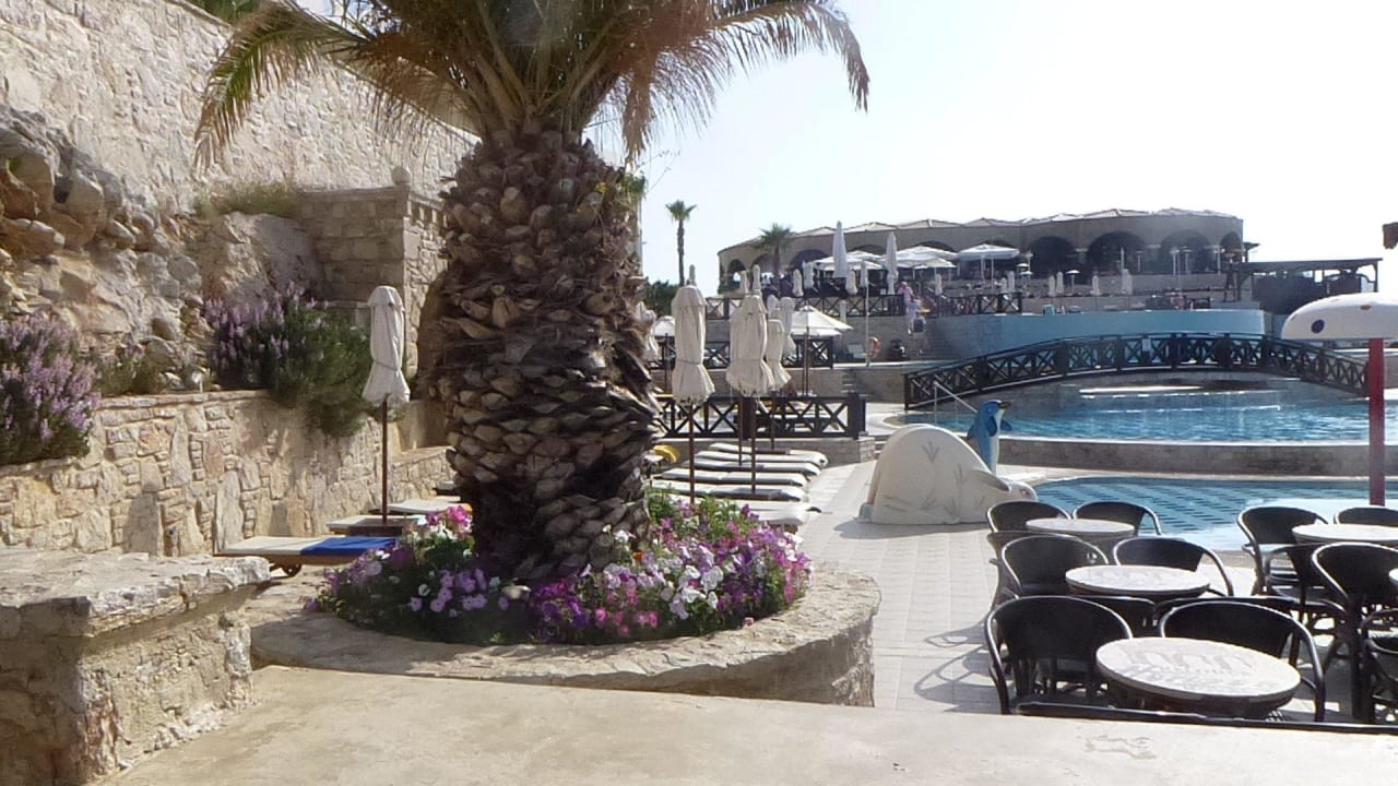 Auf die Pool von der Poolbar aus Hotel Kalithea Horizon Royal