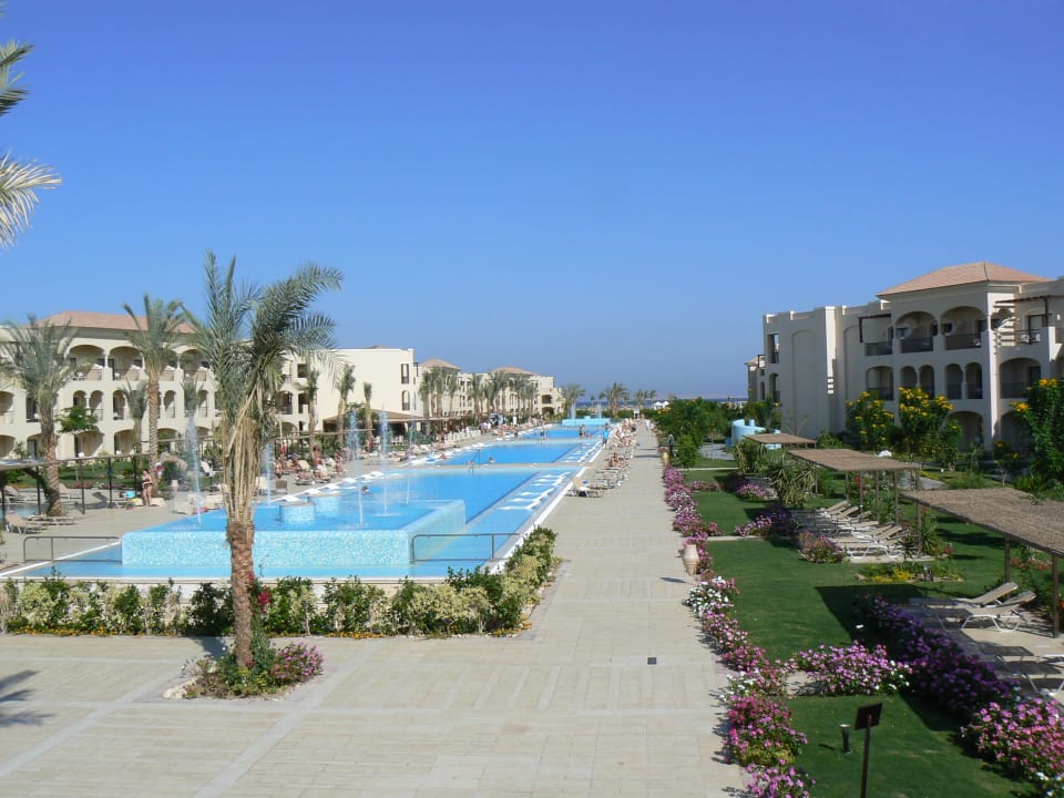Widok na basen JAZ Aquamarine Resort