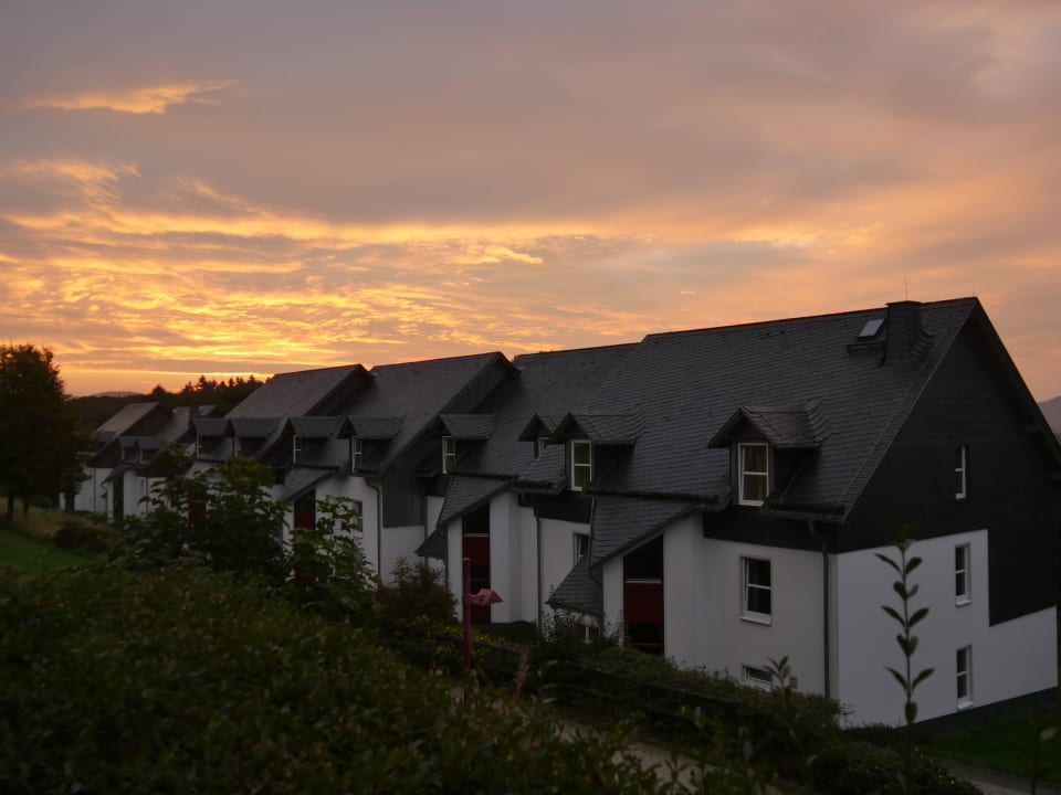 Außenansicht einer der Reihenhäuserzeilen Hapimag Resort Winterberg