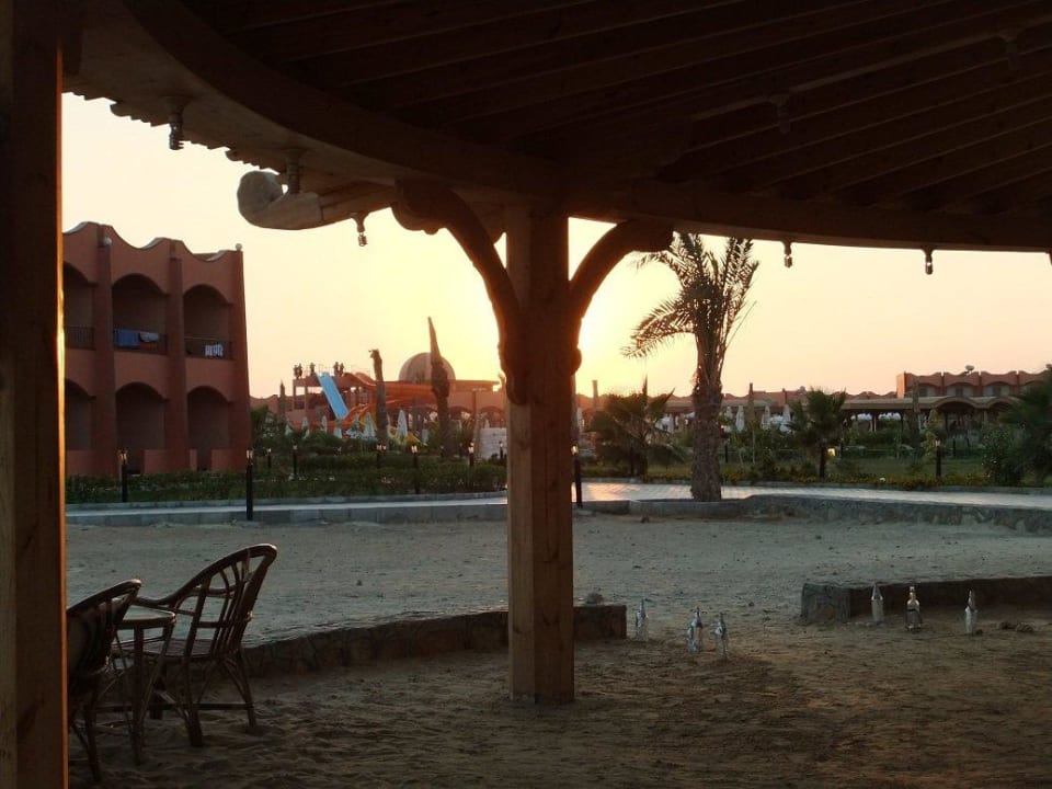 Blick von der Beachbar in die Anlage Three Corners Happy Life Beach Resort