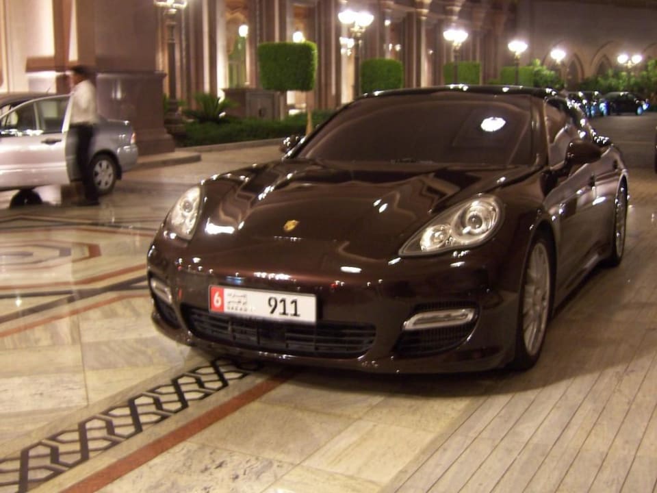 Vorm Eingang Emirates Palace Mandarin Oriental