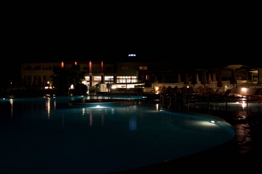Pool bei Nacht HARPIN Georgioupolis Resort Aquapark & SPA