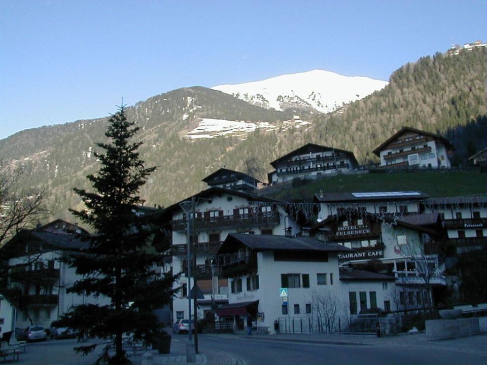 Platz vor dem Hotel mit Bergkulisse STROBLHOF Active Family SPA Resort