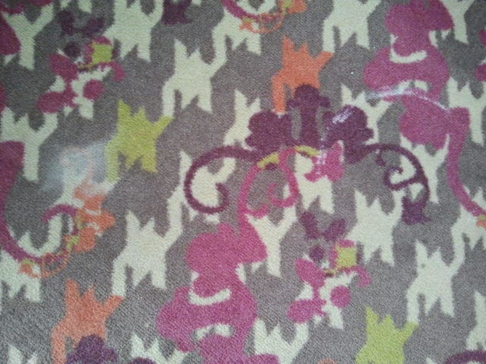 Farbreste am Teppich Hotel Bannwaldsee