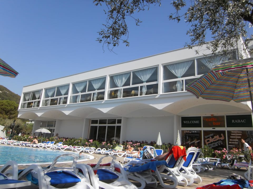 Ansicht von Pool Richtung Speisesaal Narcis Hotel