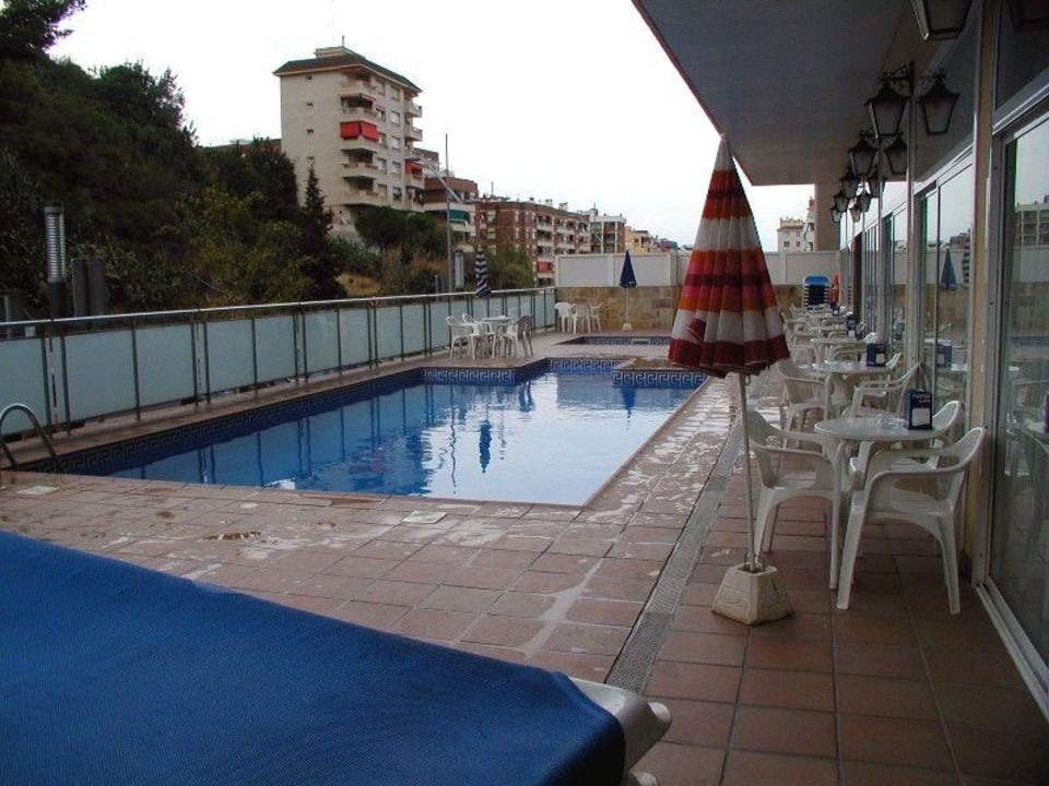 Der Hotelpool Checkin Catalonia