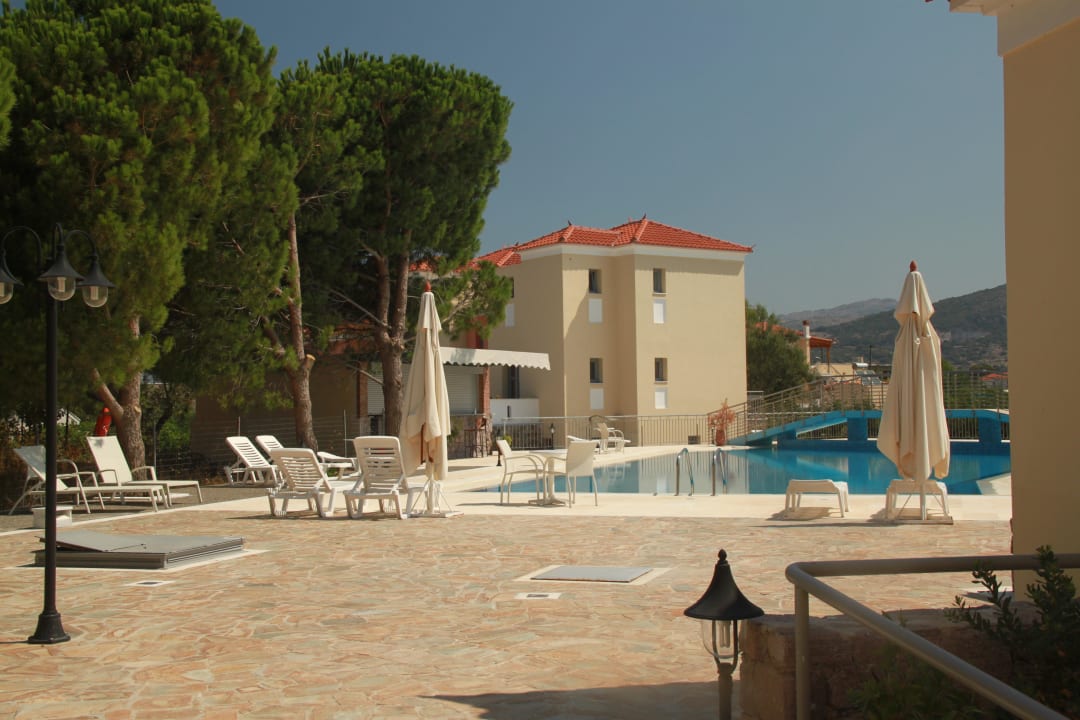 Morgens am Pool - Kiefern spenden kühlen Schatten Hotel Theofilos Superior