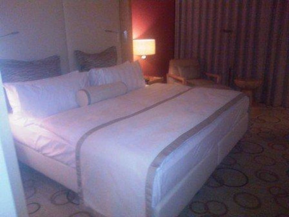 Großes Doppelbett sehr gut Sheraton Berlin Grand Hotel Esplanade