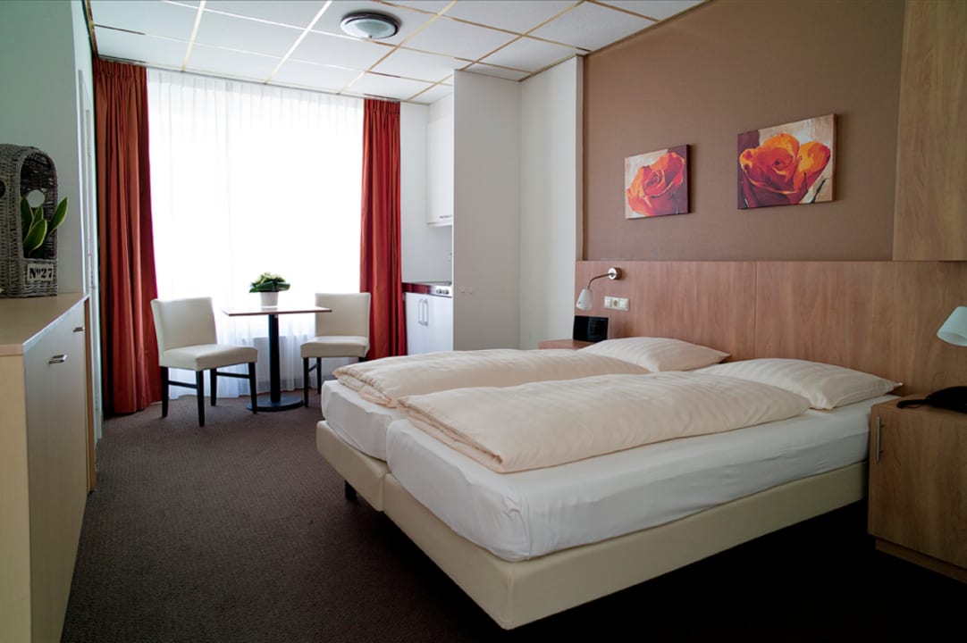 Zimmer Sleeping by Van Beelen