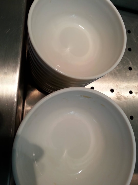 Essensreste am sauberen Geschirr vom Vorgänger Well Palace Side