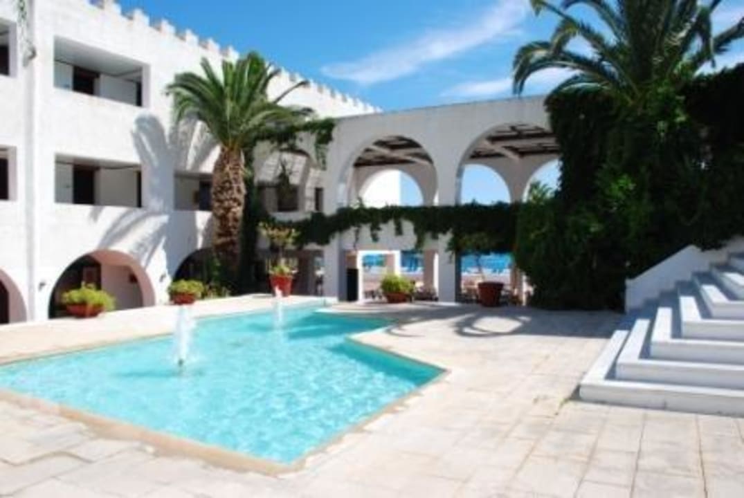 Innenhof mit Springbrunnen TUI BLUE Oceanis Beach and Spa Resort