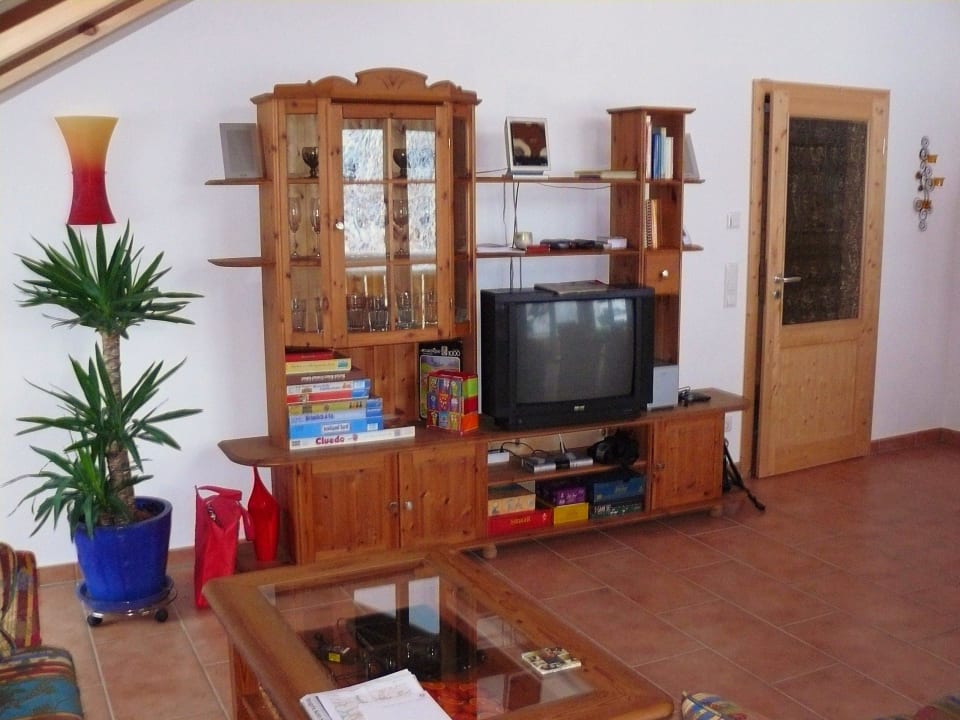 Schrankwand im Wohnzimmer Ferienwohnung Iselerblick