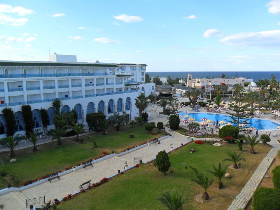 Aussicht vom Balkon mit Hauptpool Hotel Riviera