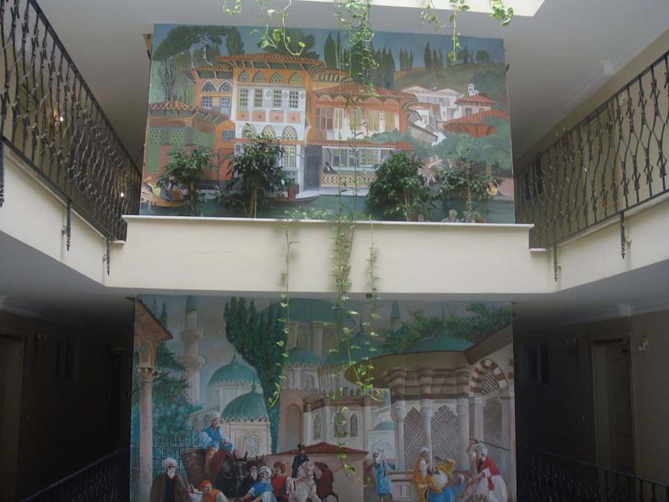 Schöne Malerei im Treppenhaus Larina Resort Spa & Hotel
