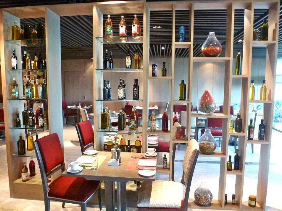 Frühstück im Cafe Knosh The Leela Ambience Convention Hotel Delhi