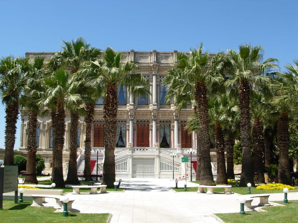 Gartenanlage mit historischem Trakt Ciragan Palace Kempinski Istanbul