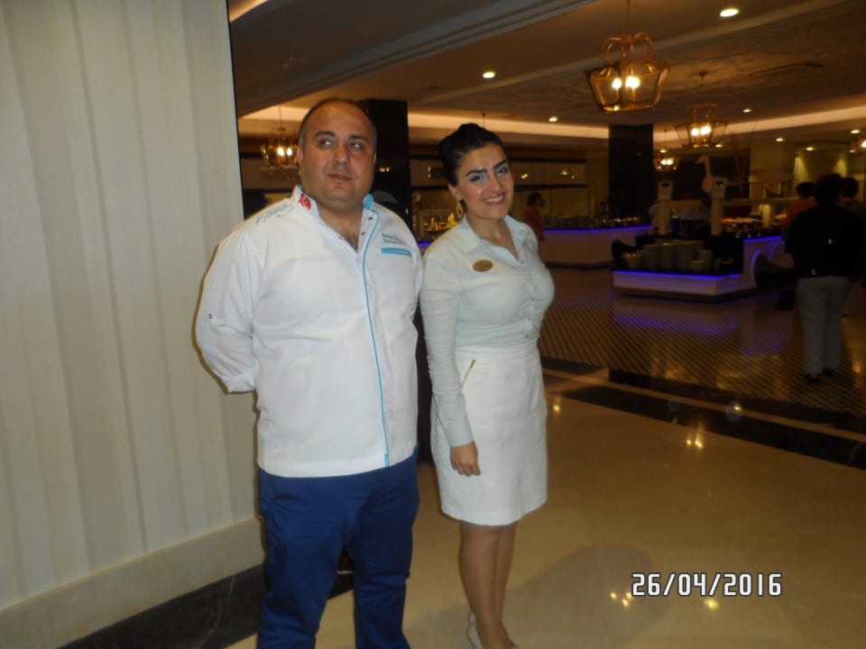 Die Managerin Hatice mit einem der tollen Köche Mary Hotel Side