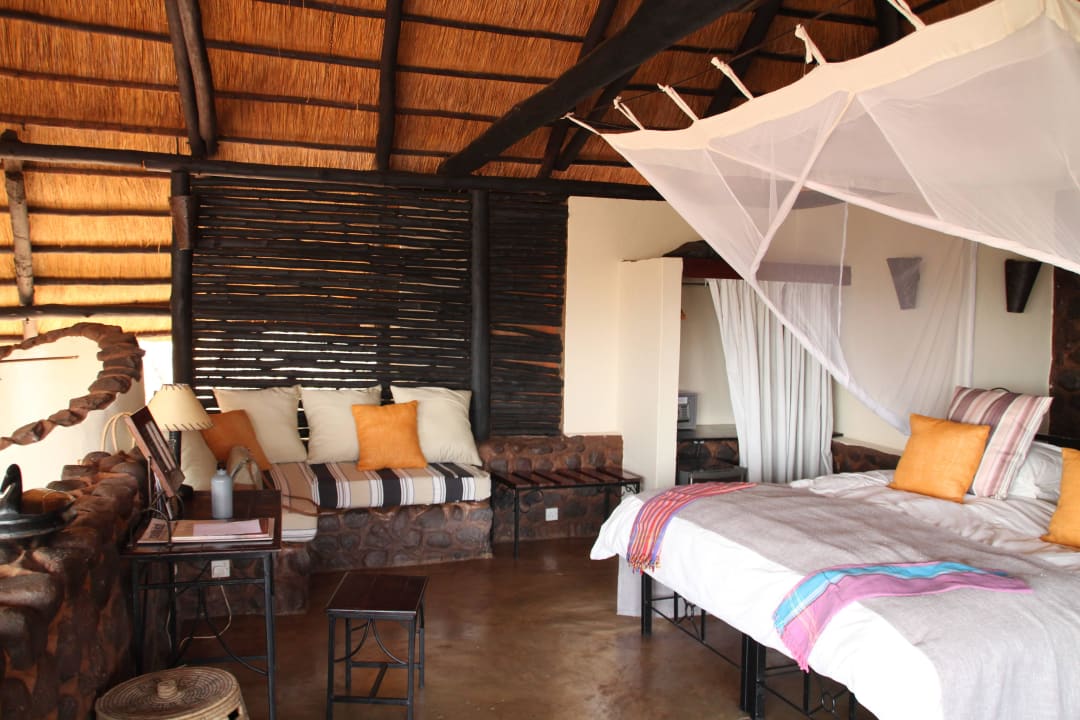 "Birds Cottage" Bett und Sitzbereich Hotel Stanley Safari Lodge - All Incl