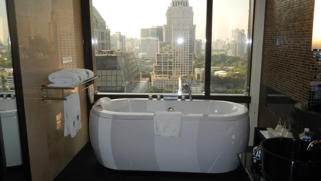 Badewanne mit Ausblick Hotel Banyan Tree Bangkok