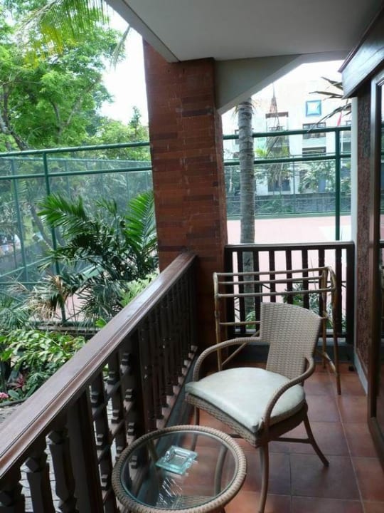 Balkon andere Sicht auf Tennisplatz Padma Resort Legian