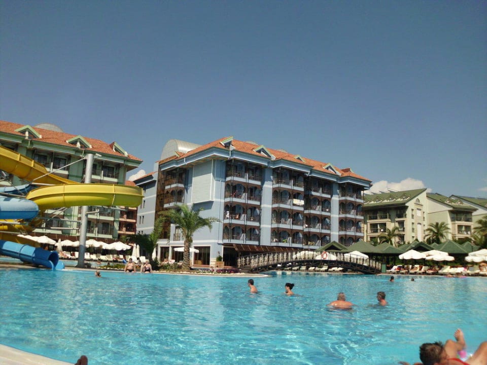 Blick auf die Rutschen und das blaue Haus Hotel Turan Prince