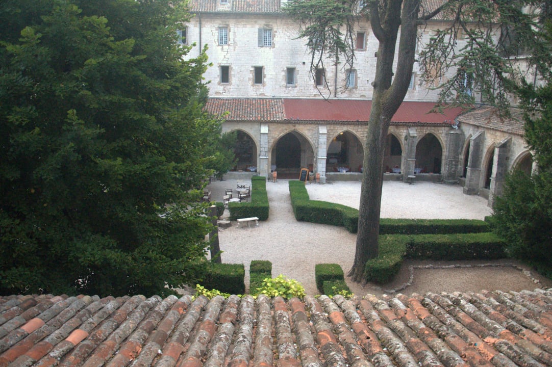 Widok na dziedziniec Hôtel Le Couvent Royal