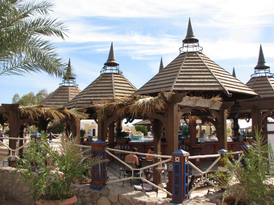 Przy basenie Hotel Faraana Heights Resort